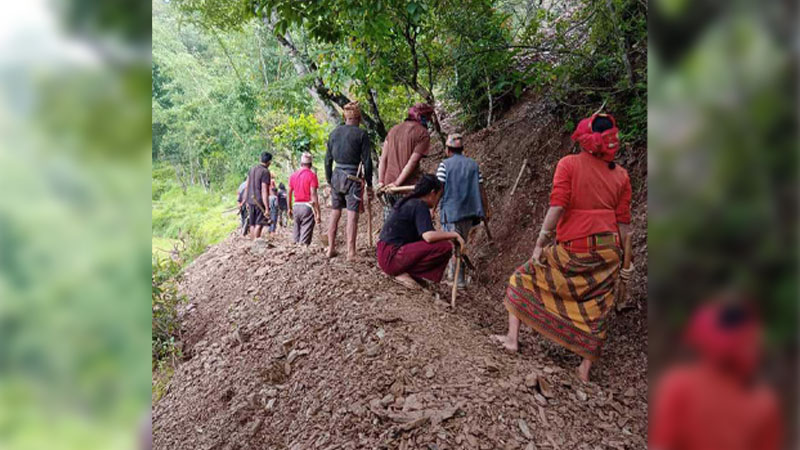 कुलो खन्न श्रमदान गर्दै बेनीका किसान